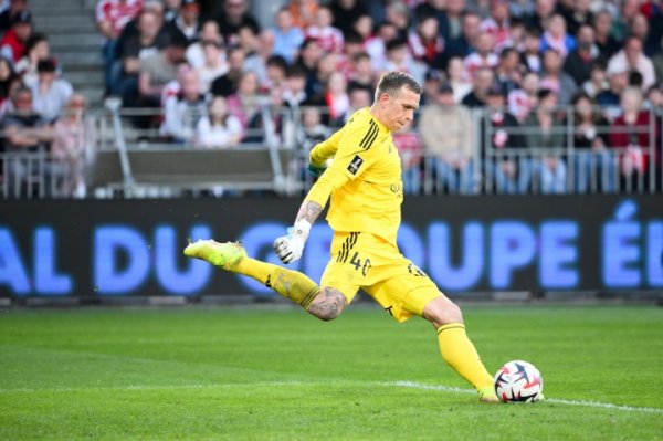 Team News: Villa is close to signing Brest goalkeeper Bizot and made 32 appearances in Ligue 1 last season